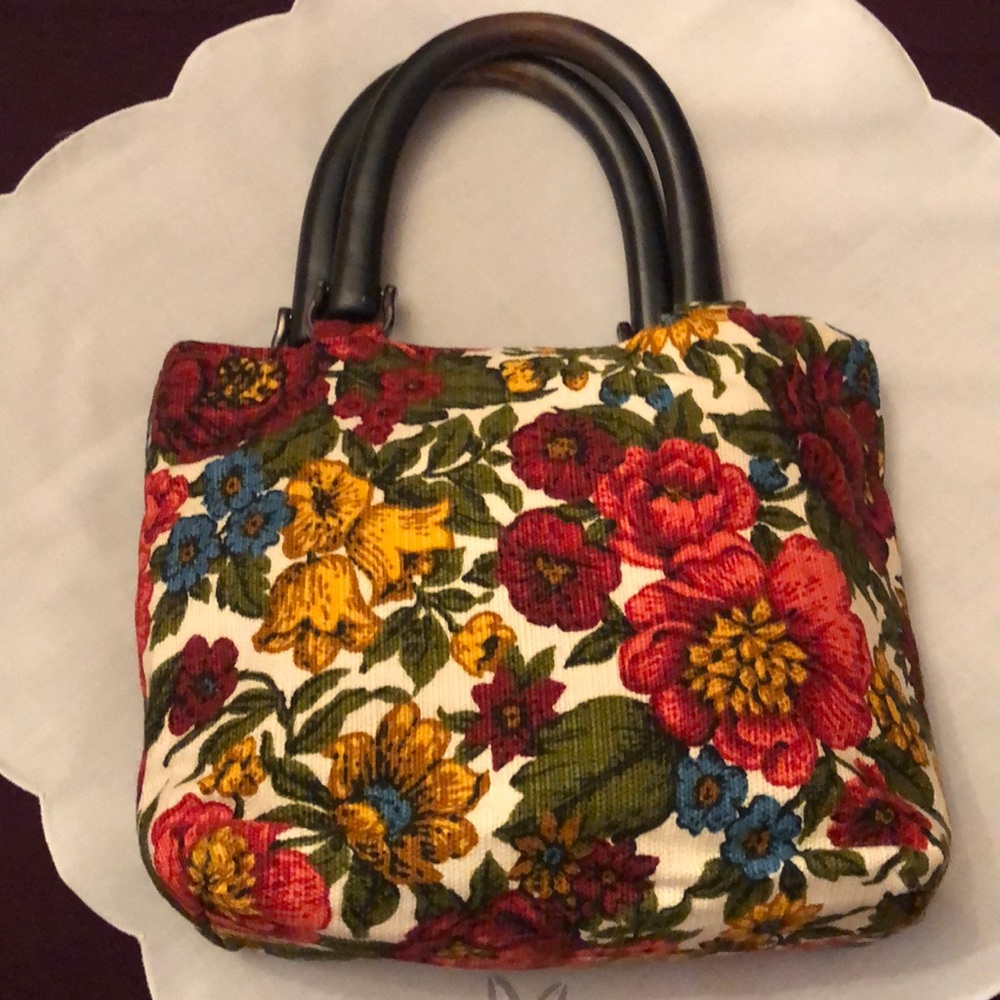 Robust Reds Floral Handbag w/ wooden handles
